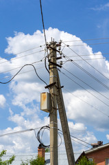 Dangerous and poor electrical wiring in a light pole.