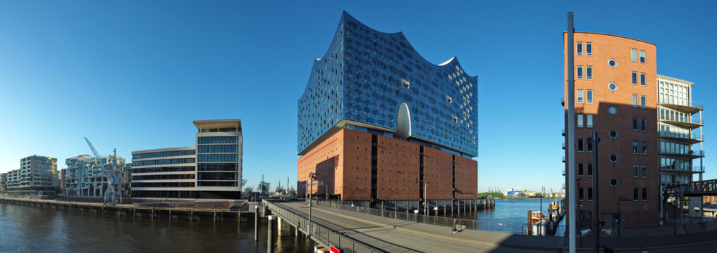 Hafencity und Elbphilharmonie in der Morgensonne - Panorama