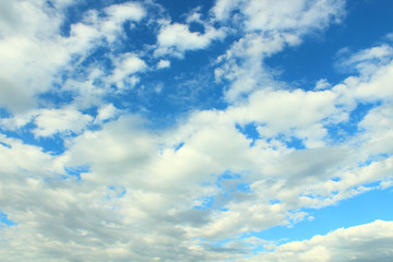 Naklejka premium Beautiful blue sky and white fluffy cumulus clouds. Background. Landscape.