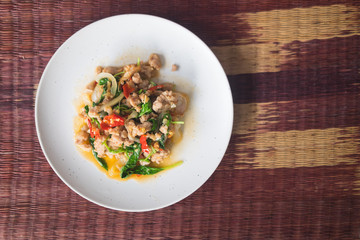 Stir-fried pork with basil leaves