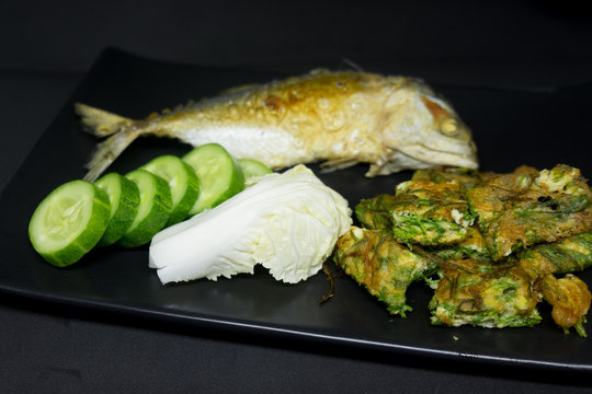 Fried mackerel, omelette and fresh vegetables