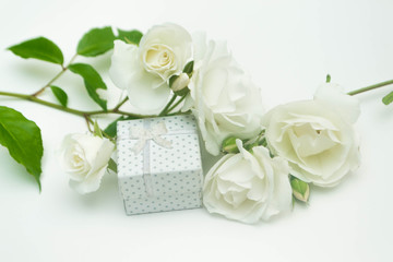 Obraz na płótnie Canvas White roses and gifts