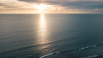 Obraz premium Pôr do sol sobre o oceano, na praia de Seminyak (Indonésia)