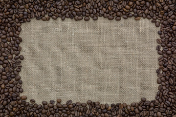 marco de granos de cafe sobre fondo de arpillera 