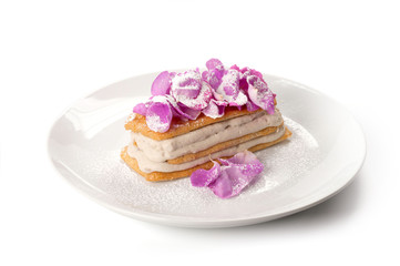 Millefoglie di biscotto meringato alle mandorle 