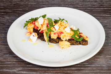 Tasty scramble on bread