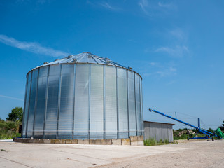 Obraz premium Biogasanlage Silo in der Landwirtschaft