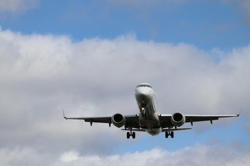 着陸するジェット機