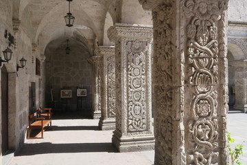Patio avec colonnes sculptées