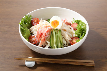 食卓のサラダうどん