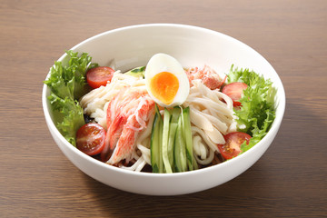 テーブルのサラダうどん