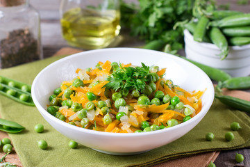 Green peas with carrots and onions