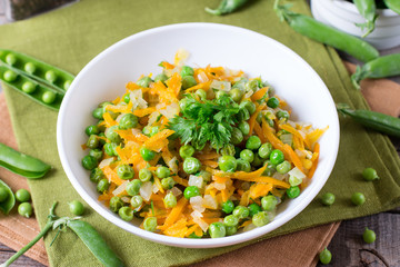 Green peas with carrots and onions