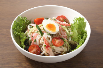 テーブルのサラダうどん