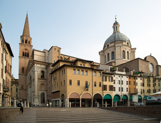 Fototapeta na wymiar Mantova, piazza delle Erbe