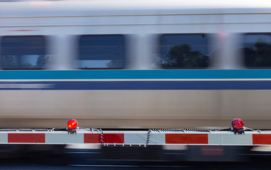 Train en mouvement sur un passage à niveau