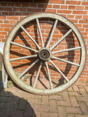 wooden wheel st the brick wall