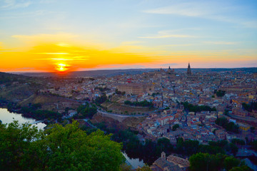 Obraz premium Sunset at lookout of Toledo, Spain. Tajo river around the city and Alcazar and Cathedral at background.
