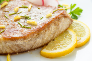 Filetto di tonno con prezzemolo, limone e verdura fresca 