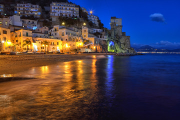 Panorama notturno di Cetara, piccolo paese della costiera amalfitana, Italia