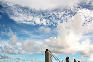 Мачта судна.конструкции и флаги на фоне голубого неба...