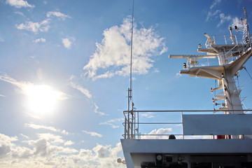 Мачта судна.конструкции и флаги на фоне голубого неба...