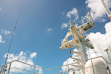 Мачта судна.конструкции и флаги на фоне голубого неба...