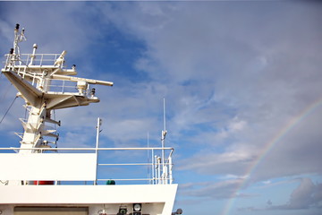Мачта судна.конструкции и флаги на фоне голубого неба...