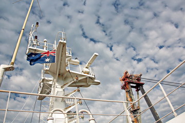 Мачта судна.конструкции и флаги на фоне голубого неба...