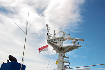 Мачта судна.конструкции и флаги на фоне голубого неба...