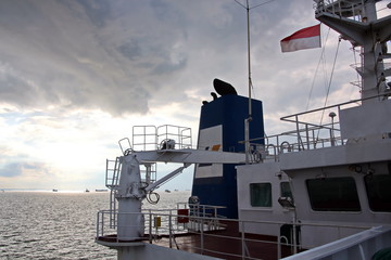 Мачта судна.конструкции и флаги на фоне голубого неба...