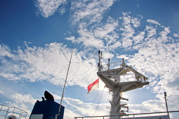 Мачта судна.конструкции и флаги на фоне голубого неба...