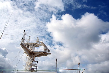 Мачта судна.конструкции и флаги на фоне голубого неба...