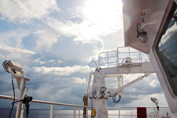 Мачта судна.конструкции и флаги на фоне голубого неба...