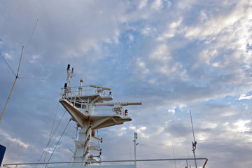 Мачта судна.конструкции и флаги на фоне голубого неба...