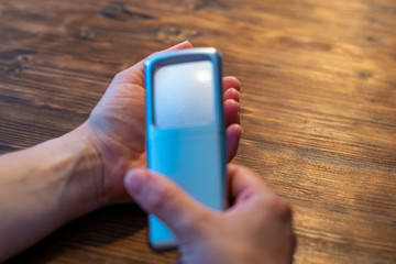 Eine Frau betrachtet ein Ei mit einer Lupe