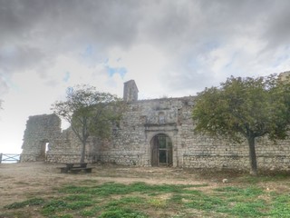 Fototapeta na wymiar Paisaje de campos en la Alcarria en Guadalajara (Castilla La Mancha, España)