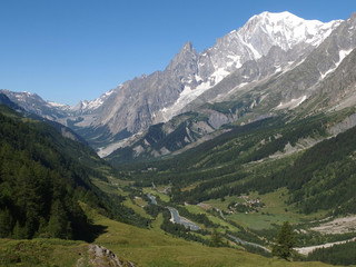 Alpy, Włochy, Tour du Mont Blanc - wzdłuż  masywu Mont de la Saxe, widok z rzeką w dolinie © Iwona