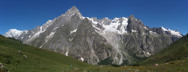 Alpy, Włochy, Tour du Mont Blanc - wzdłuż  masywu Mont de la Saxe - obrazy, fototapety, plakaty