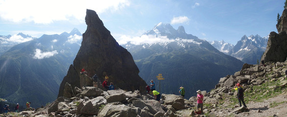 Alpy, Francja, Tour du Mont Blanc - Balkon Południowy w masywie Les Aiguilles, panorama z turystami © Iwona