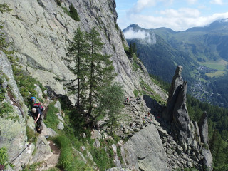 Alpy, Francja, Tour du Mont Blanc - Balkon Południowy w masywie Les Aiguilles, widok z wspinającymi się turystami