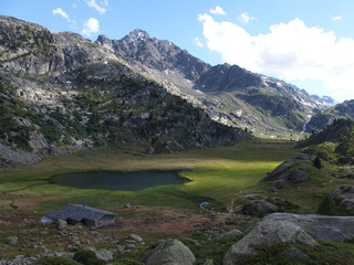 Fototapeta na wymiar Alpy, Włochy - wspinaczka do schroniska Rif. Deffeyes