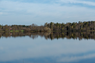 Spegelblank insjö en solig kväll