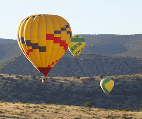 Fototapeta premium A Hot Air Balloon Trio Races Near Sedona, Arizona