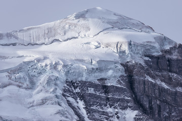 Fototapeta na wymiar Glacier ice on mountain peak of Rockies