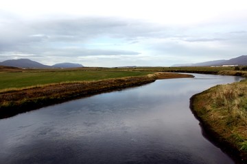 Paisaje de río tranquilo en Islandia.