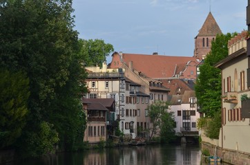Fototapeta na wymiar Strasbourg : église et maisons traditionnelles