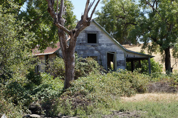 Fototapeta na wymiar dilapidated building barn