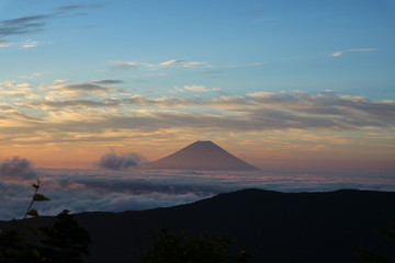 南アルプスから見た夕暮れの富士山
