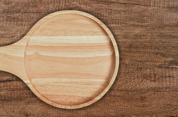 Circle wooden plate with handle.